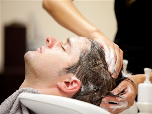 Cách chăm sóc tóc khô xơ cho nam giới  Nhà thuốc Long Châu