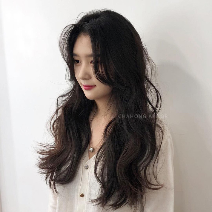 Với những đường cong xoắn sóng lơi tinh tế, tóc xoăn sóng lơi Hàn Quốc sẽ mang đến cho bạn phong cách nữ tính, trẻ trung và vô cùng bắt mắt. Đừng bỏ lỡ cơ hội khám phá kiểu tóc này bằng cách nhấn vào hình ảnh đang chờ đón bạn.