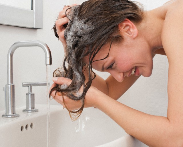 10 cách chữa đuôi tóc khô xơ không cần cắt tại nhà | All Things Beauty